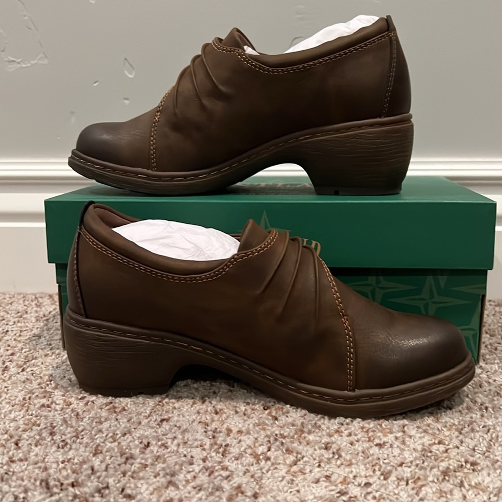 Eastland brown loafers, they are Velcro, Never been worn. Size 7.5.